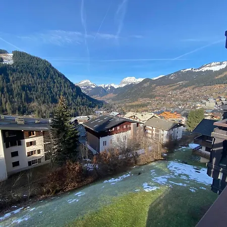 Grand Proche Centre Avec Balcon Et Parking Couvert - Fr-1-693-107 * Châtel